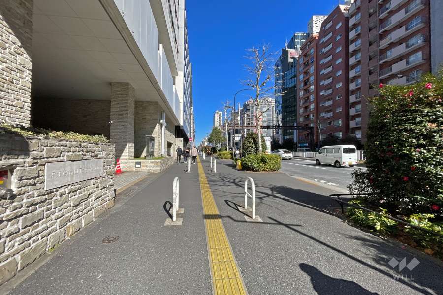 敷地の東側前面道路は明治通りです（南側から）。