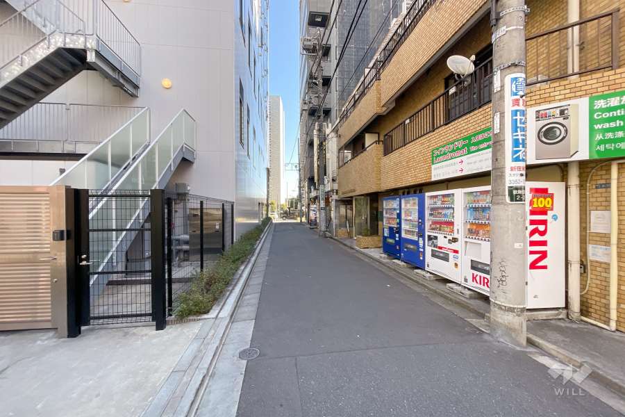 敷地北側の前面道路（西側から）