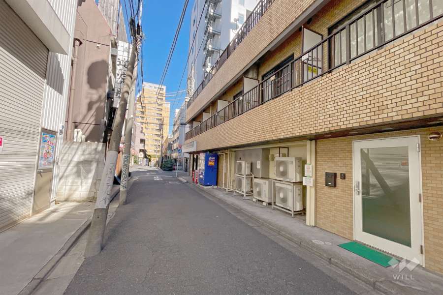 敷地西側の前面道路（南側から）