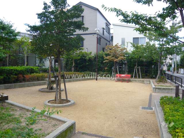 敷地は公園に隣接しています。