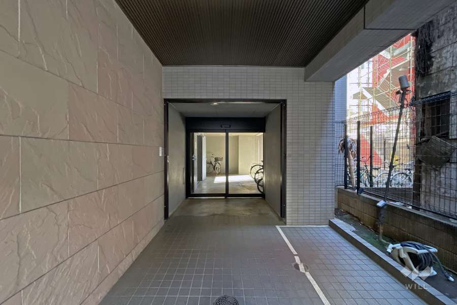屋内に設けられた駐輪場の出入り口