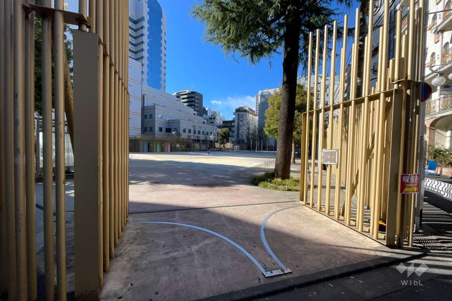 敷地に隣接した新宿区立大久保公園