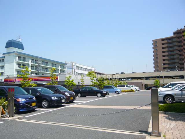 敷地内駐車場（入口にはロボットゲート付き）