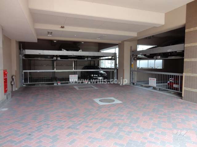 建物1階部分にある敷地内駐車場（機械式）