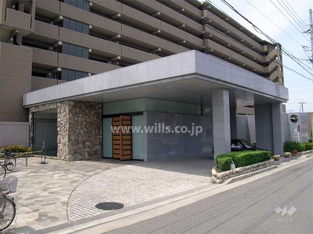 車寄せのある豪華なエントランス