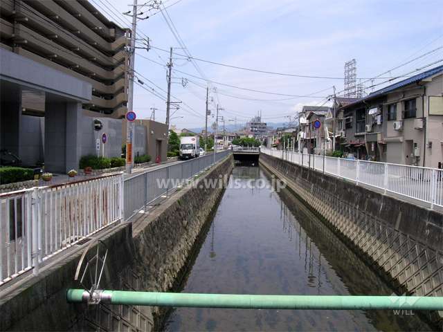 敷地の北側には蓬川が流れています。