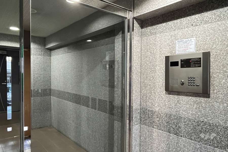 エントランスはオートロック付きです。