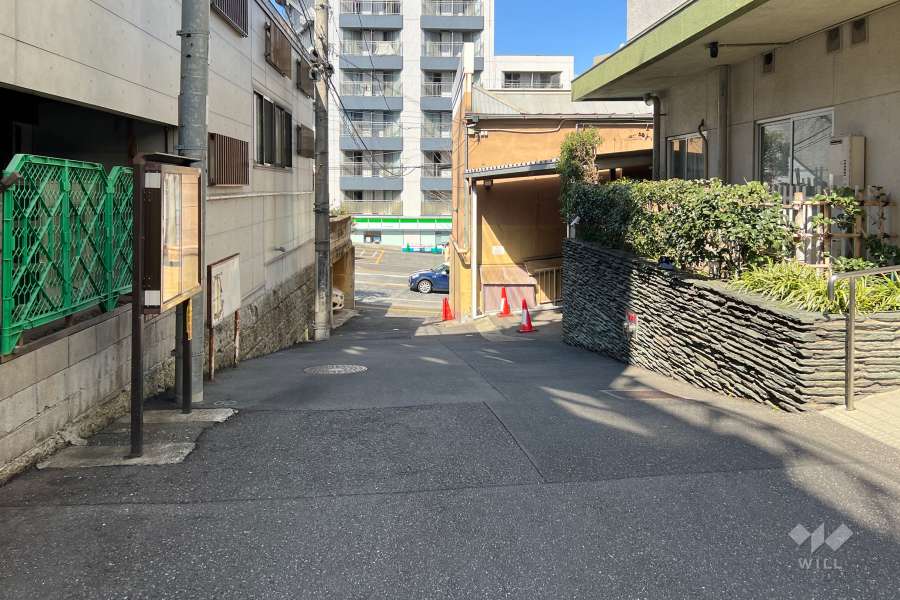 敷地西側の前面道路