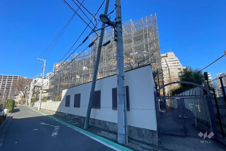 ライオンズマンション新宿原町の外観（南側から）