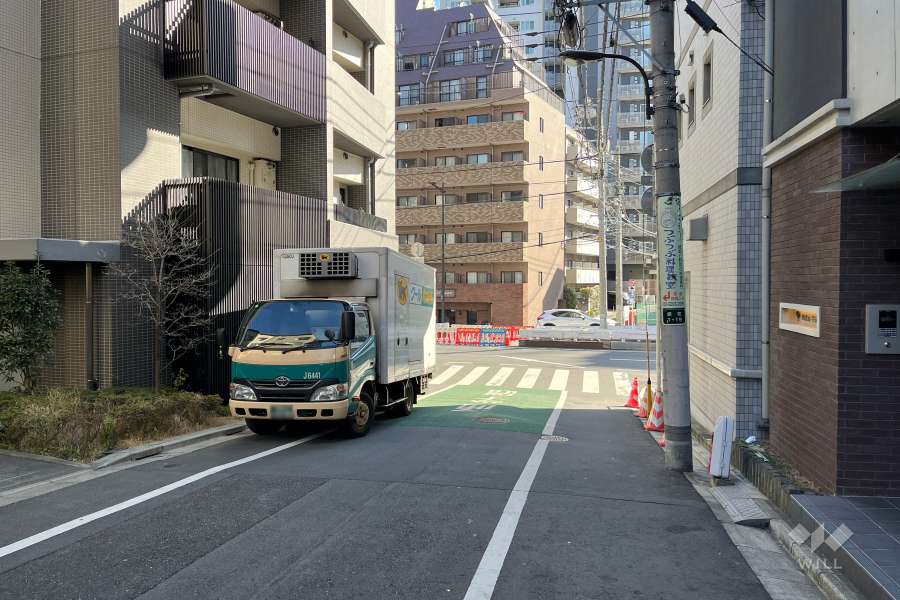 敷地の南側前面道路（西側から）