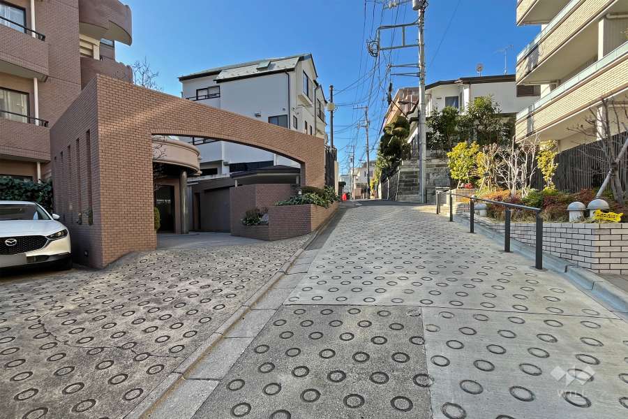 敷地の北側前面道路（東側から）