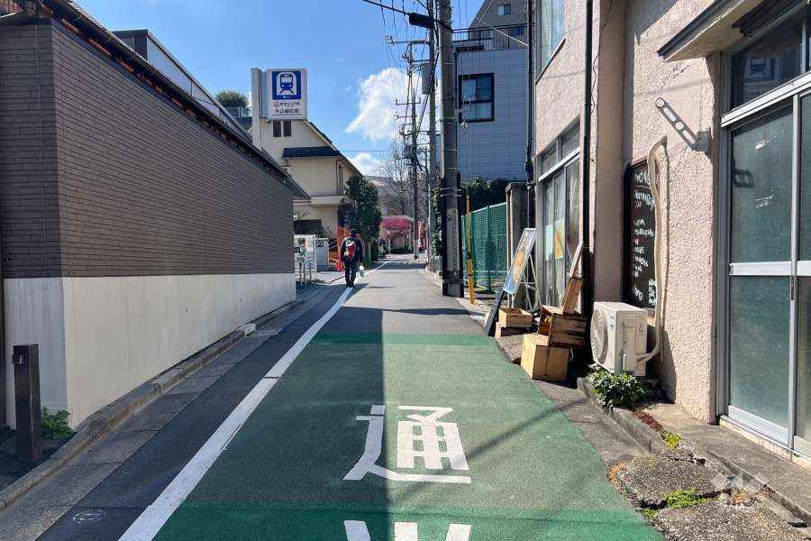 敷地の北西側前面道路（北東側から）