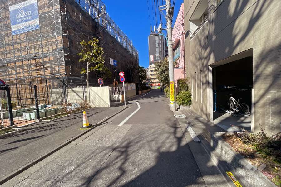敷地南側の前面道路（東側から）