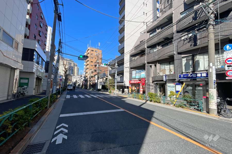 敷地の北側前面道路（東側から）