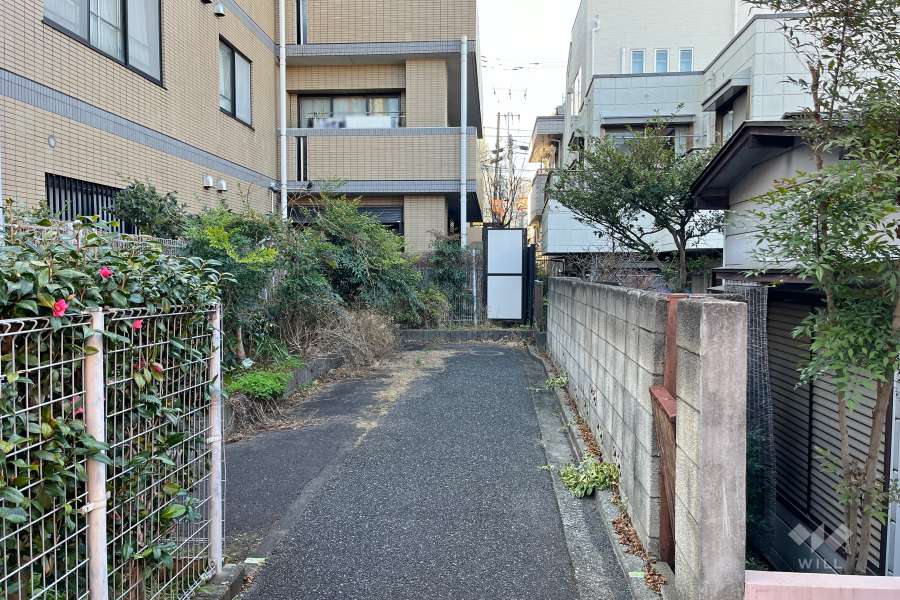 敷地の東側前面通路（東側から）