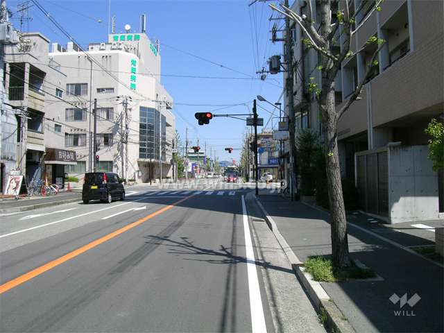 敷地の西側はバス通りに面しています。