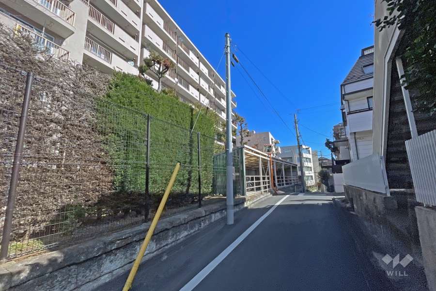 敷地の南側前面道路（西側から）
