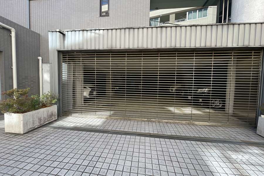 駐車場の出入り口（リングシャッター付き）