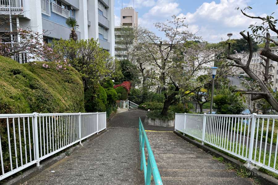 敷地の南側遊歩道（西側から）