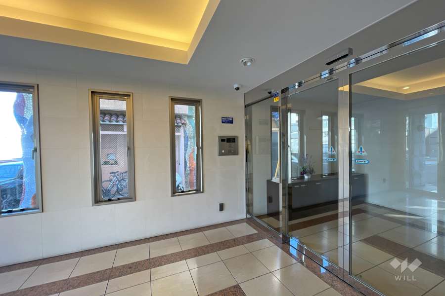 エントランスはオートロック付きです。