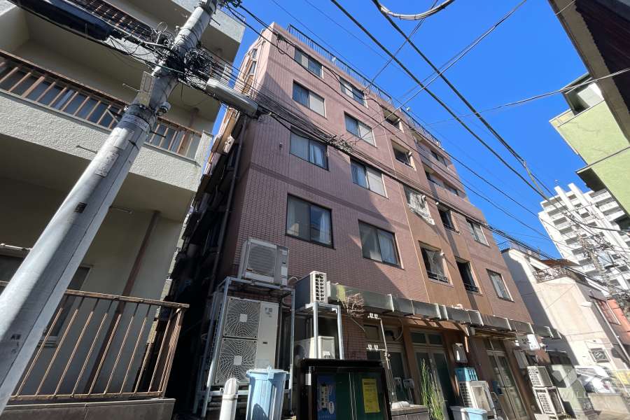 カインドステージ四谷三丁目の外観（南東側から）