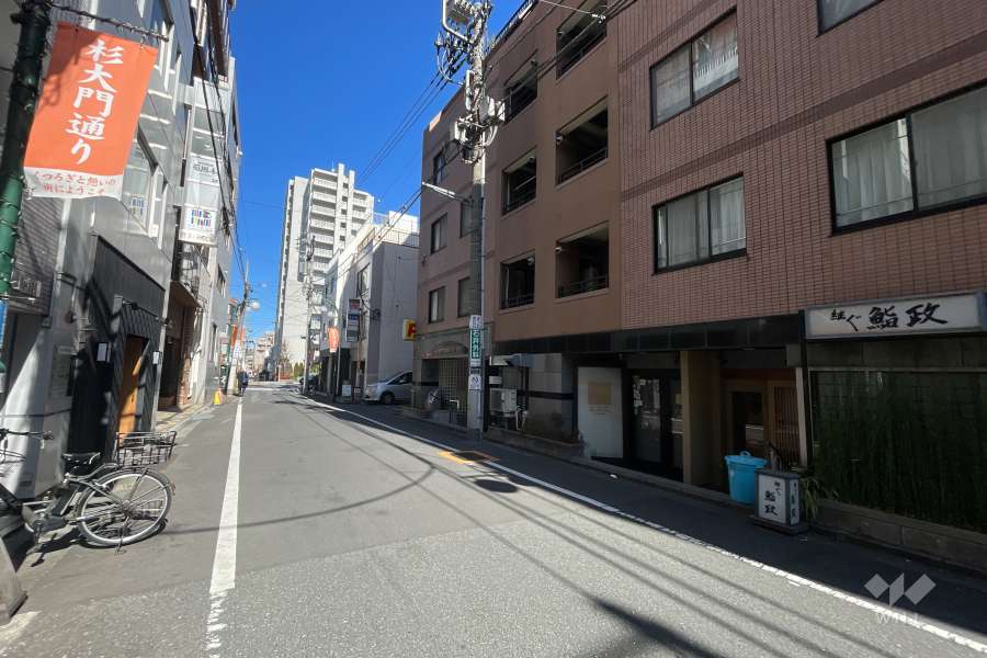 敷地西側の前面道路