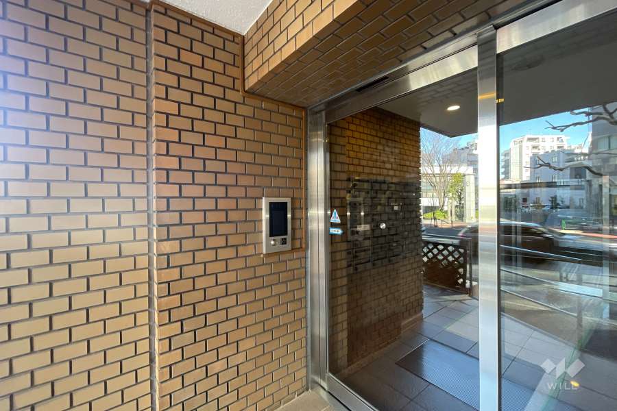 エントランスはオートロック付きです。