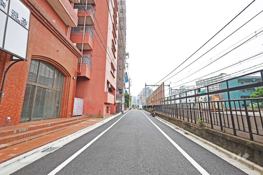 敷地西側の前面道路（北側から）
