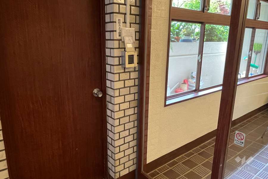 エントランスはオートロック付きです。