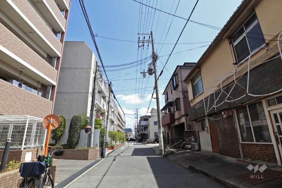 敷地南側の前面道路。敷地北側は『尼崎市立立花南小学校』に隣接しています。