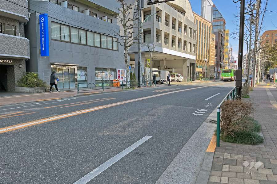 敷地の南側前面道路は都道25号線です（西側から）。