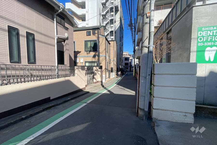 敷地西側の前面道路