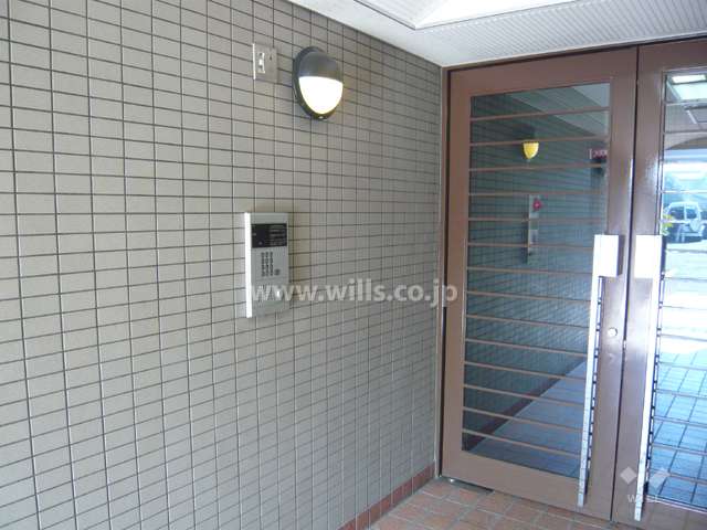 エントランスにはオートロックが付いています。