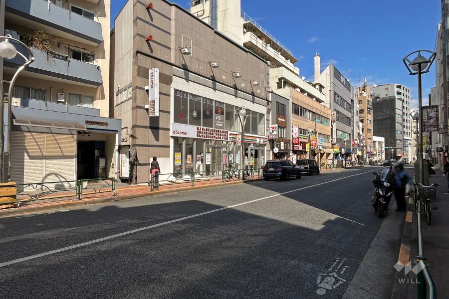 敷地南東側の前面道路（南西側から）