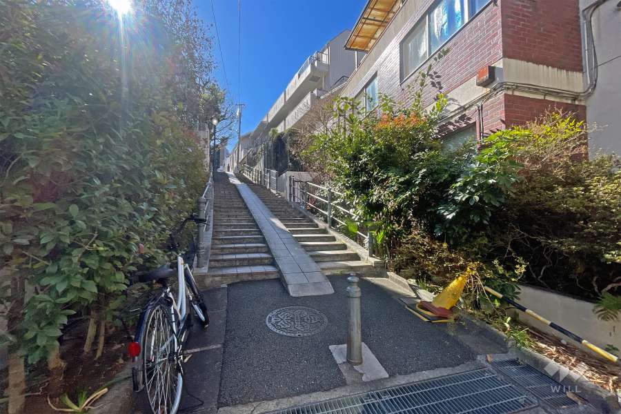 敷地の東側前面道路（北側から）