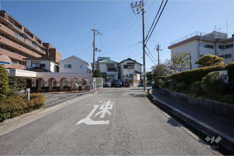 敷地西側の前面道路