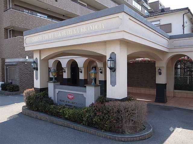 車寄せのあるホテルライクなエントランス