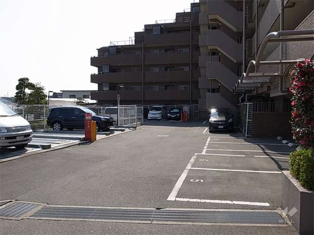 敷地内駐車場（平面式と機械式とがあります。）