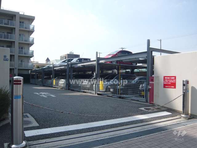 敷地内駐車場。出入り口はロボットゲート付きです。