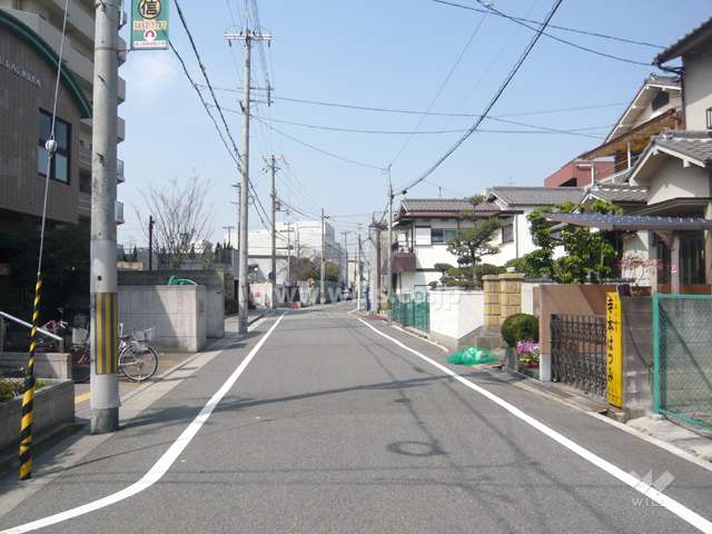 周辺は住宅とマンションが混在する住宅地です。