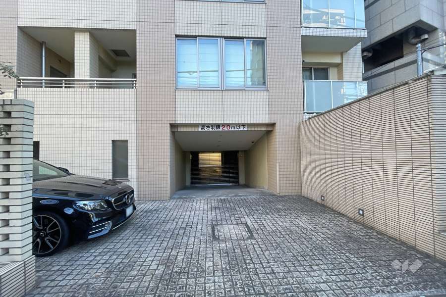 駐車場の出入り口（リングシャッター付き）