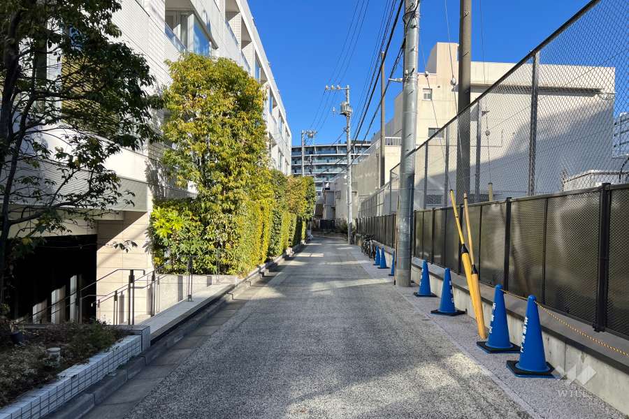 敷地の南東側前面道路（南西側から）