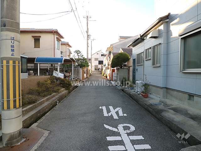敷地北側の前面道路（東側から）