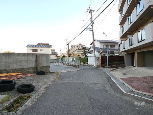 敷地東側の前面道路（北側から）