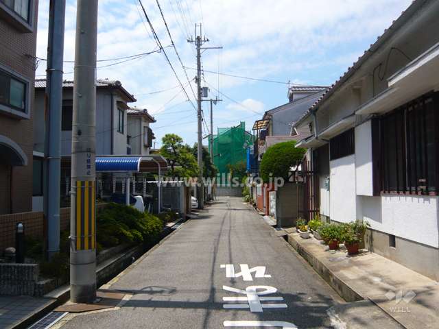 周辺はマンションと一戸建てが混在する静かな住宅地です。