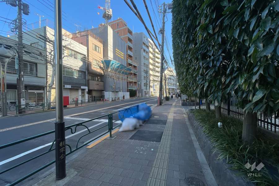 敷地の北側前面道路（西側から）