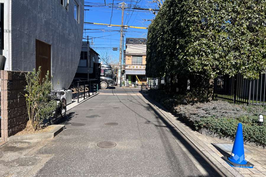 敷地の西側前面道路（南側から）