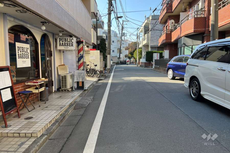 敷地北側の前面道路（東側から）