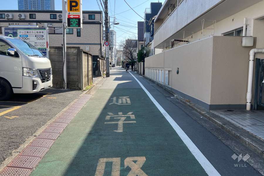 敷地の東側前面道路（北側から）
