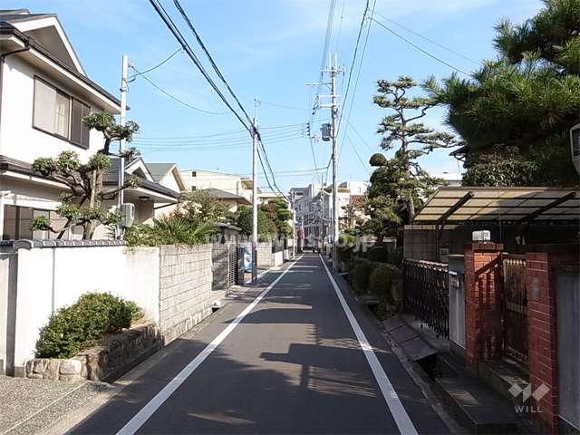 敷地の西側には閑静な住宅地が広がっています。（正面奥がパルティータ）